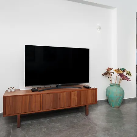 3bdr Design 125sqm 3 Min To Finikoudes Apartment Larnaca