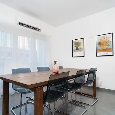 Central, Spacious, Modern, Finikoudes 3bdr Flat Ларнака