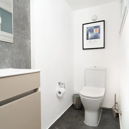 Central, Spacious, Modern, Finikoudes 3bdr Flat *